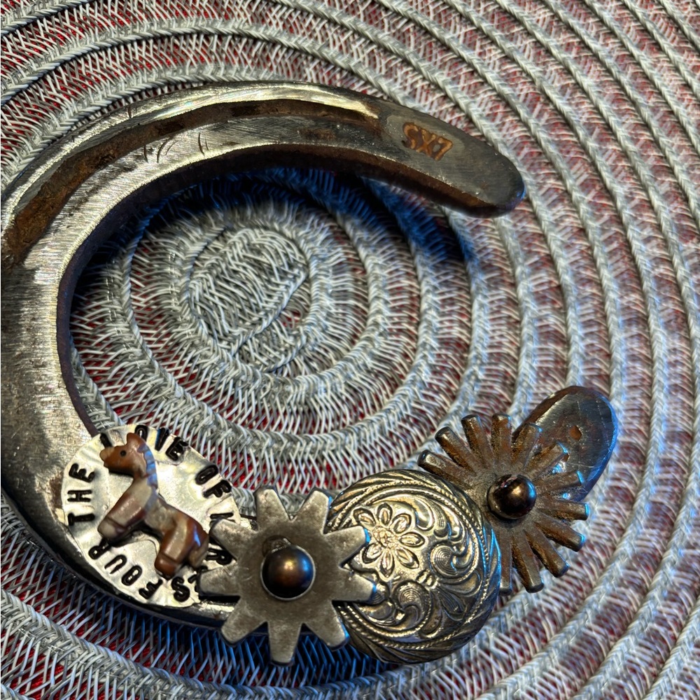 Horseshoe belt buckle western